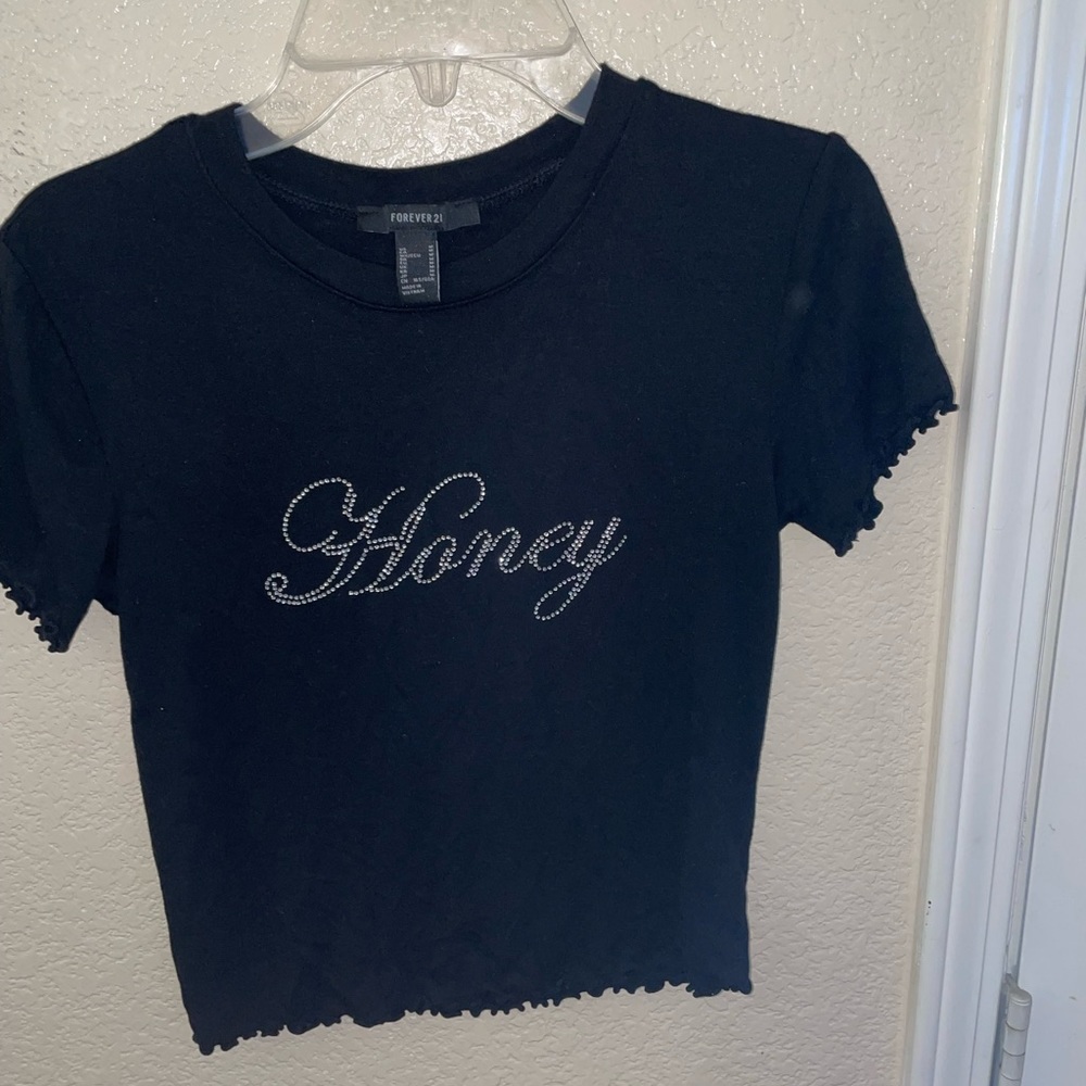 Black crop top with ruffled sleeves and Honey Print